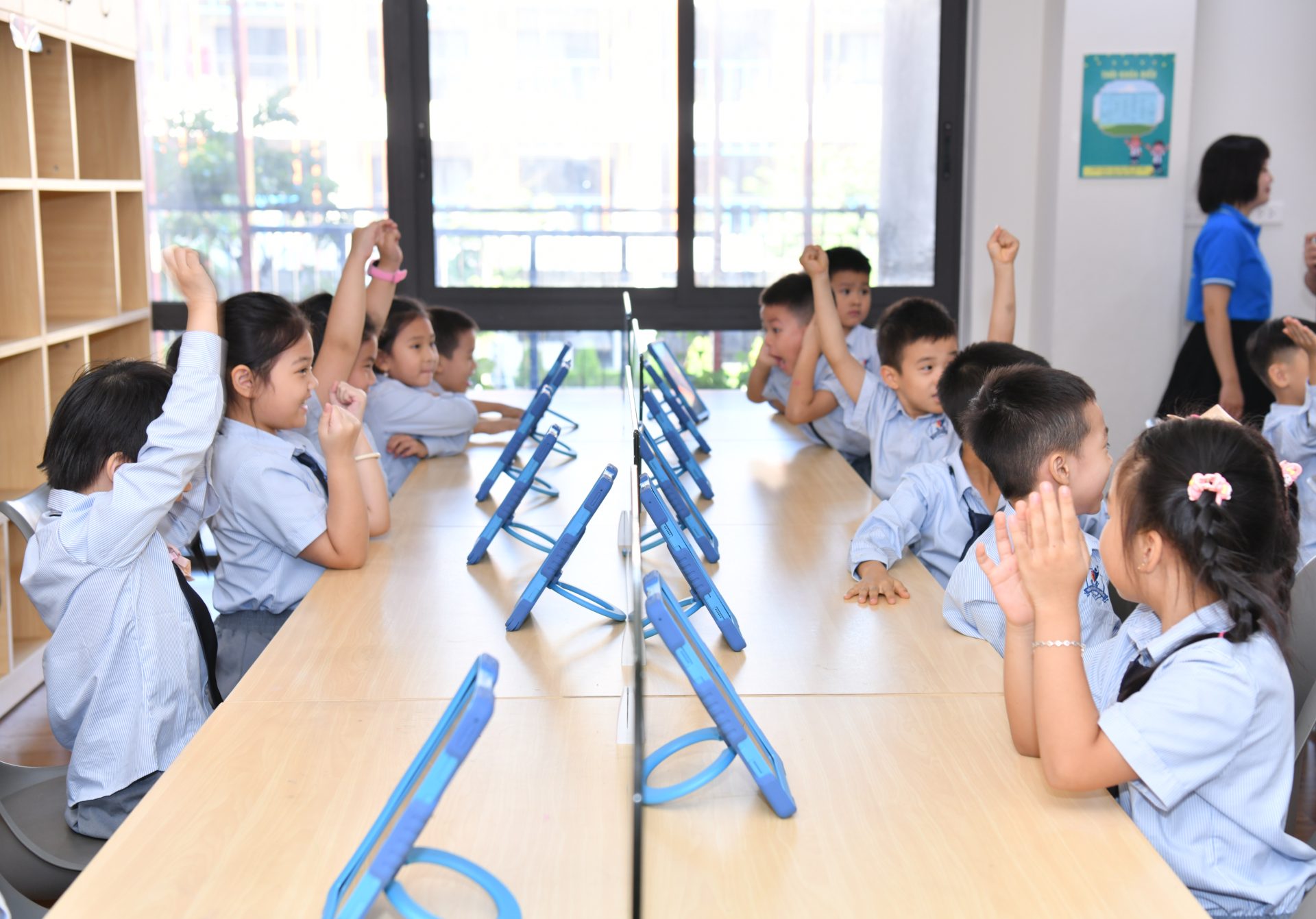 Học sinh trường Sài Đồng thích thú trải nghiệm thư viện số Nexta eTeacher